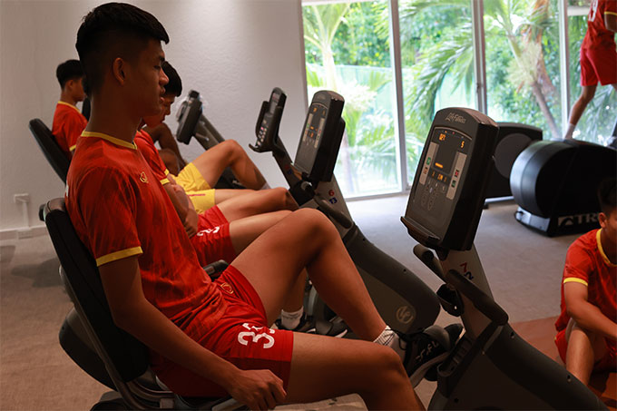 Cầu thủ Hàn Quốc choáng khi nhìn thấy &quot;cây sào&quot; 1m91 của U17 Việt Nam - Ảnh 1.