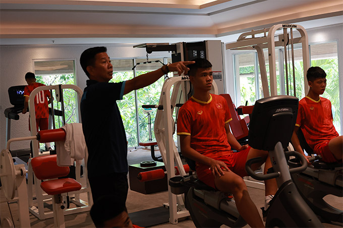 Cầu thủ Hàn Quốc choáng khi nhìn thấy &quot;cây sào&quot; 1m91 của U17 Việt Nam - Ảnh 3.