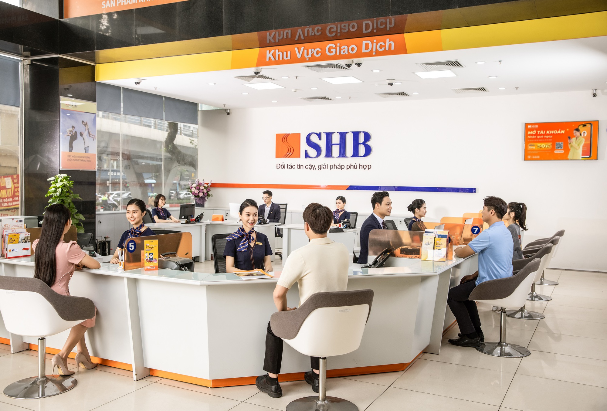 SHB dành 600 triệu đồng ưu đãi cho khách hàng mở thấu chi và thẻ tín dụng - Ảnh 2.