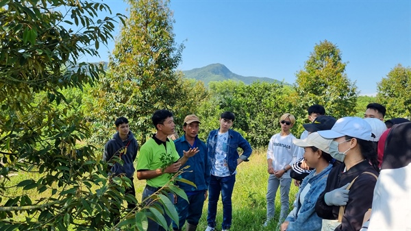 Nông dân phát triển kinh tế “nhờ” làm du lịch - Ảnh 1.