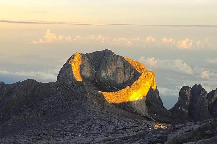 Bức ảnh gây sửng sốt từ một ngọn núi ở Malaysia - Ảnh 1.