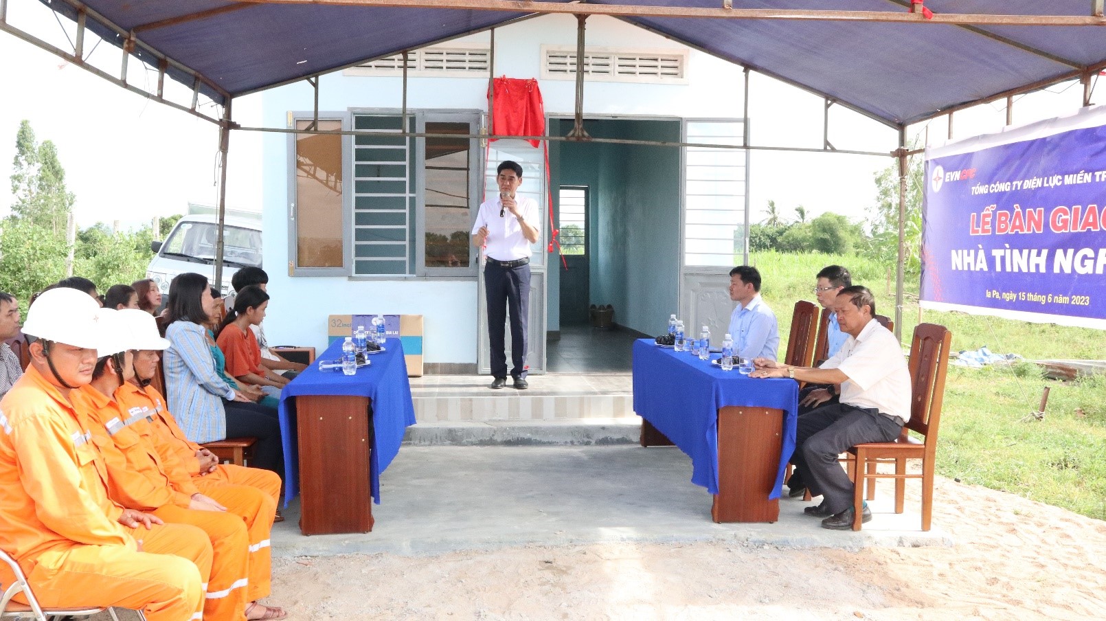 PC Gia Lai bàn giao nhà Tình nghĩa tặng các gia đình đặc biệt khó khăn - Ảnh 1.