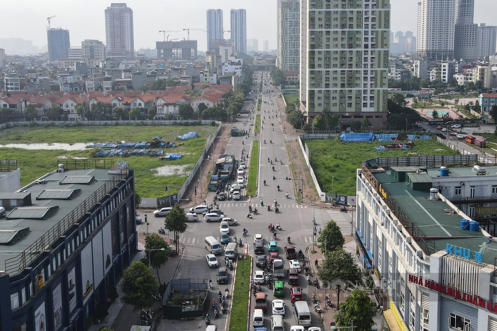 &quot;Lô cốt&quot; án ngữ tứ phía gần dự án nước thải Yên Xá khiến giao thông ùn tắc như cơm bữa - Ảnh 1.