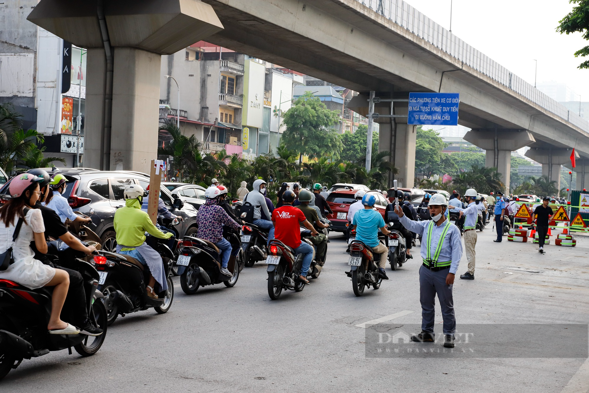 &quot;Lô cốt&quot; án ngữ tứ phía gần dự án nước thải Yên Xá khiến giao thông ùn tắc như cơm bữa - Ảnh 7.