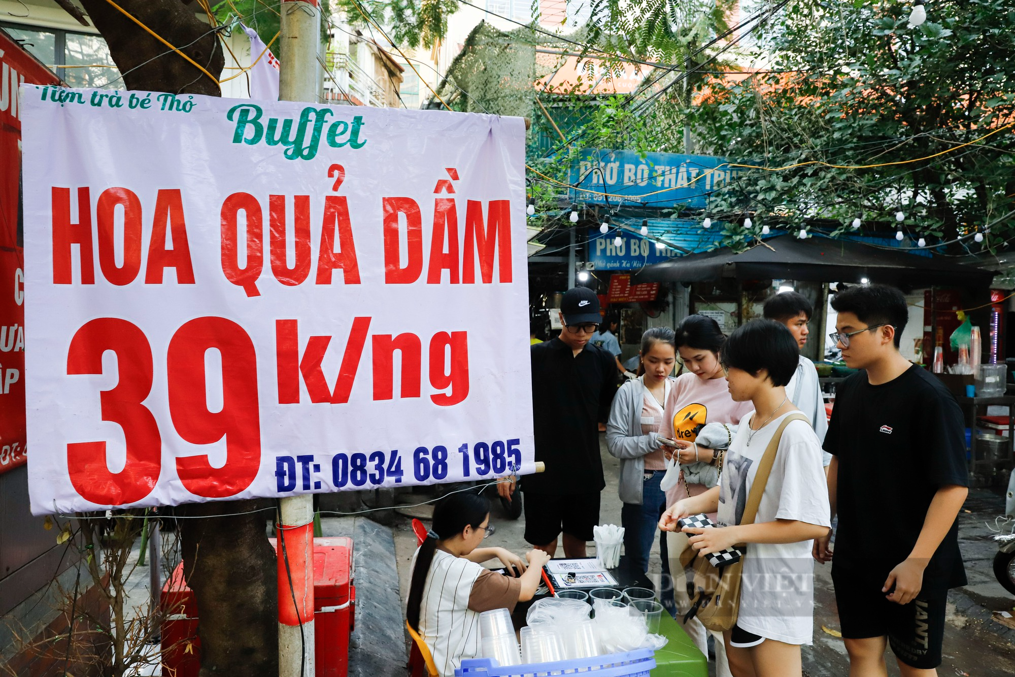 Buffet hoa quả giá siêu rẻ đổ bộ Hà Nội, nhân viên mỏi tay gọt hàng trăm kg/ngày - Ảnh 1.