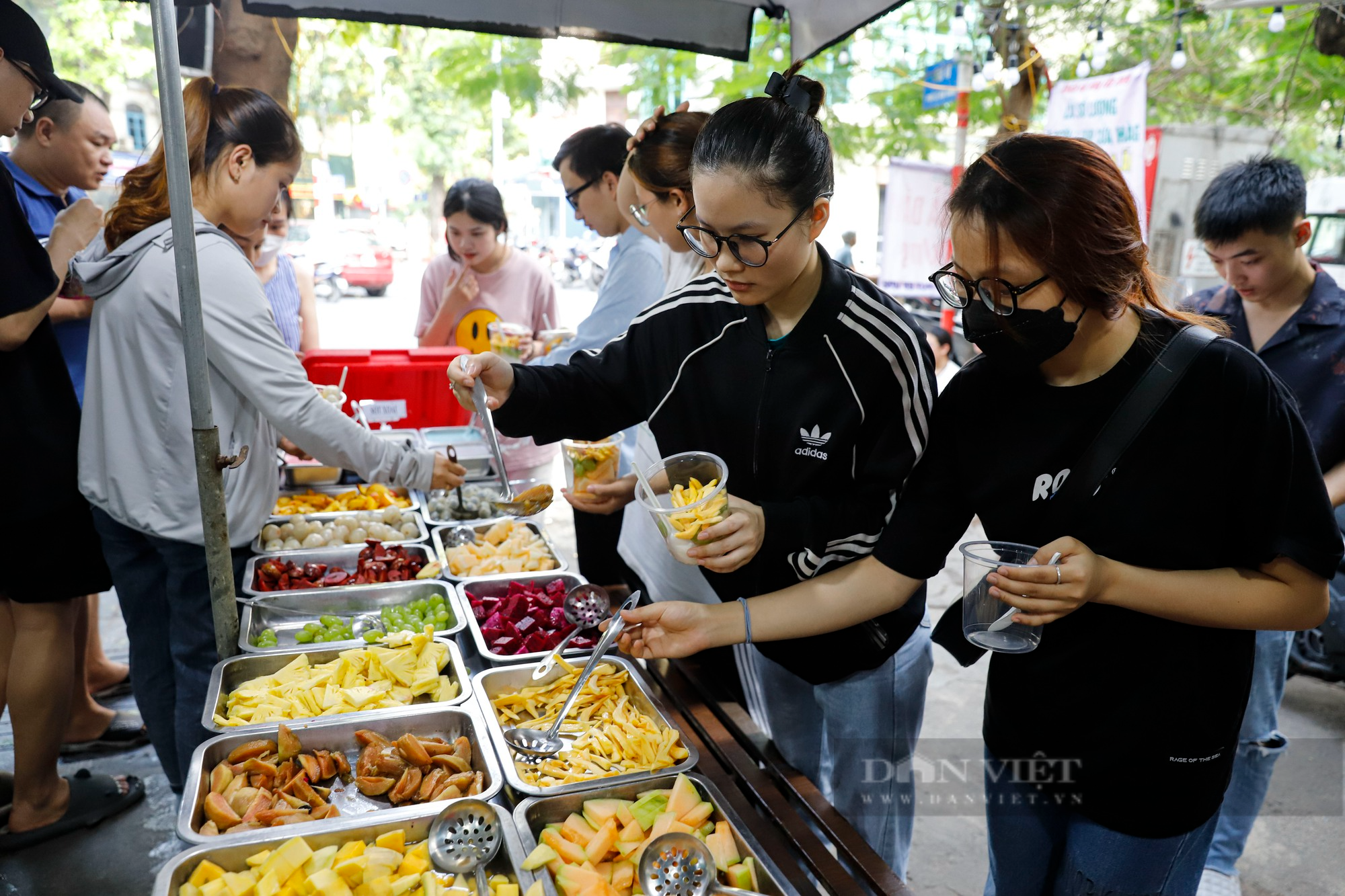 Buffet hoa quả giá siêu rẻ đổ bộ Hà Nội, nhân viên mỏi tay gọt hàng trăm kg/ngày - Ảnh 5.