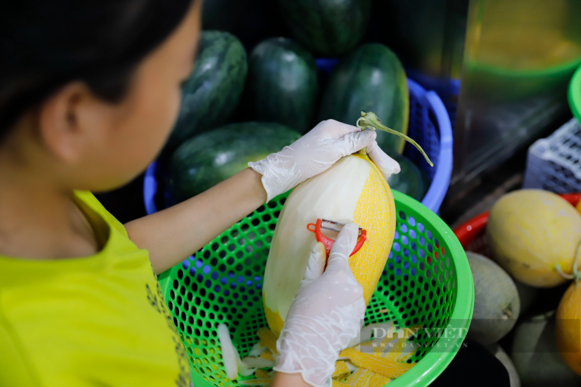 Buffet hoa quả giá siêu rẻ đổ bộ Hà Nội, nhân viên mỏi tay gọt hàng trăm kg/ngày - Ảnh 8.