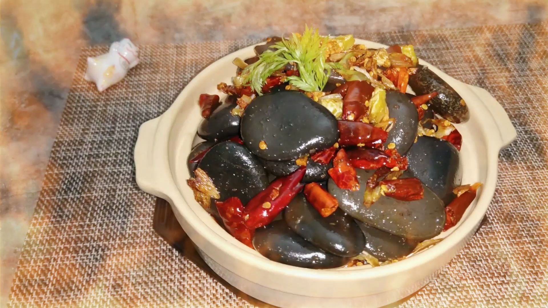 Đá cuội xào tỏi ớt - đặc sản kì lạ ở Trung Quốc - Ảnh 3.