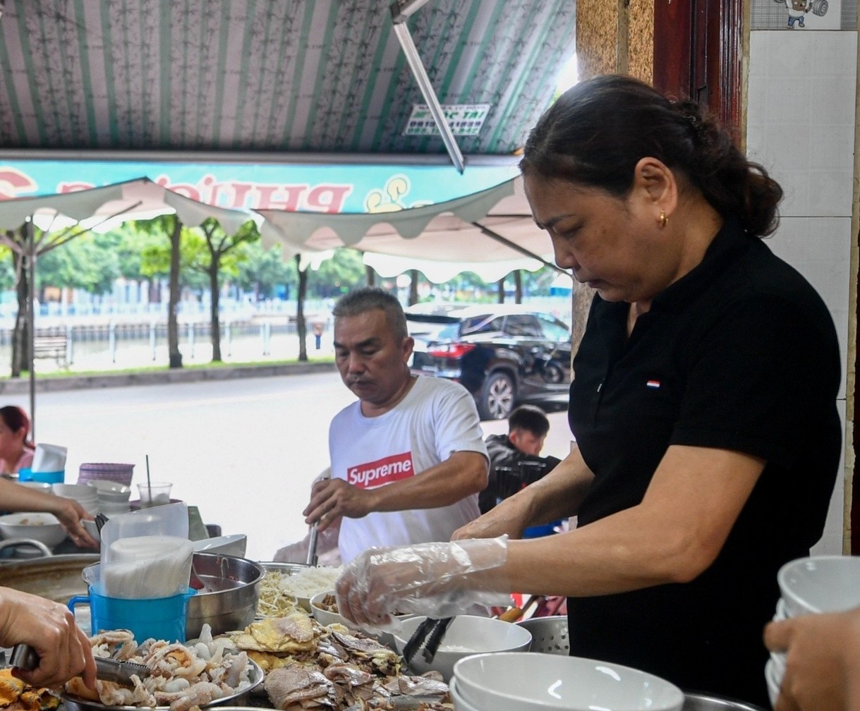 Mô Tả Không Gian Quán và Các Tiện Ích