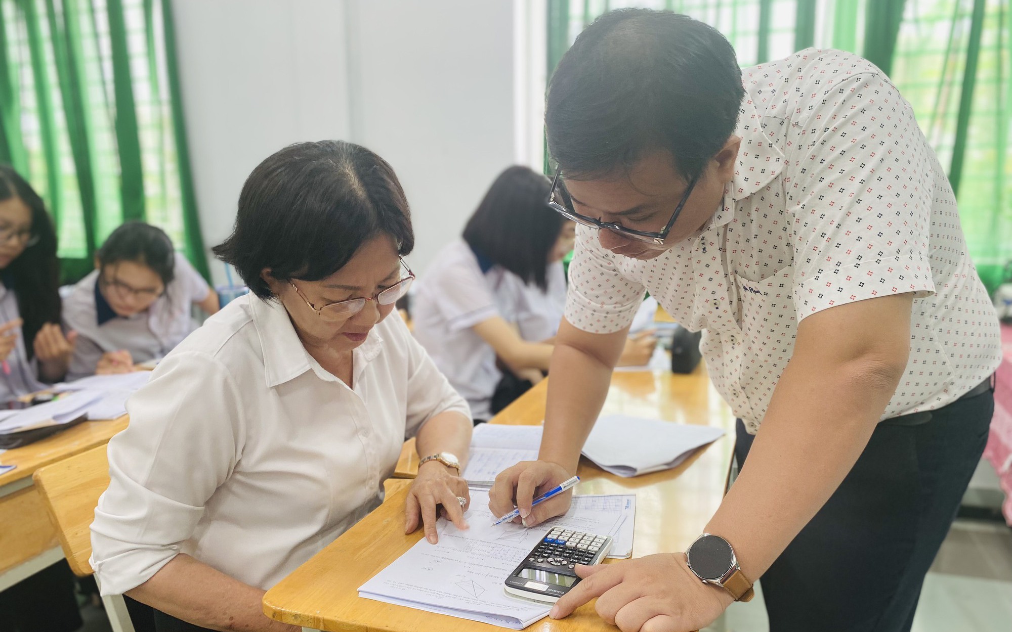 "Nữ sinh" 64 tuổi miệt mài ôn thi tốt nghiệp THPT, nhiều lần chạnh lòng vì bị nói "già như trái cà còn đi học"