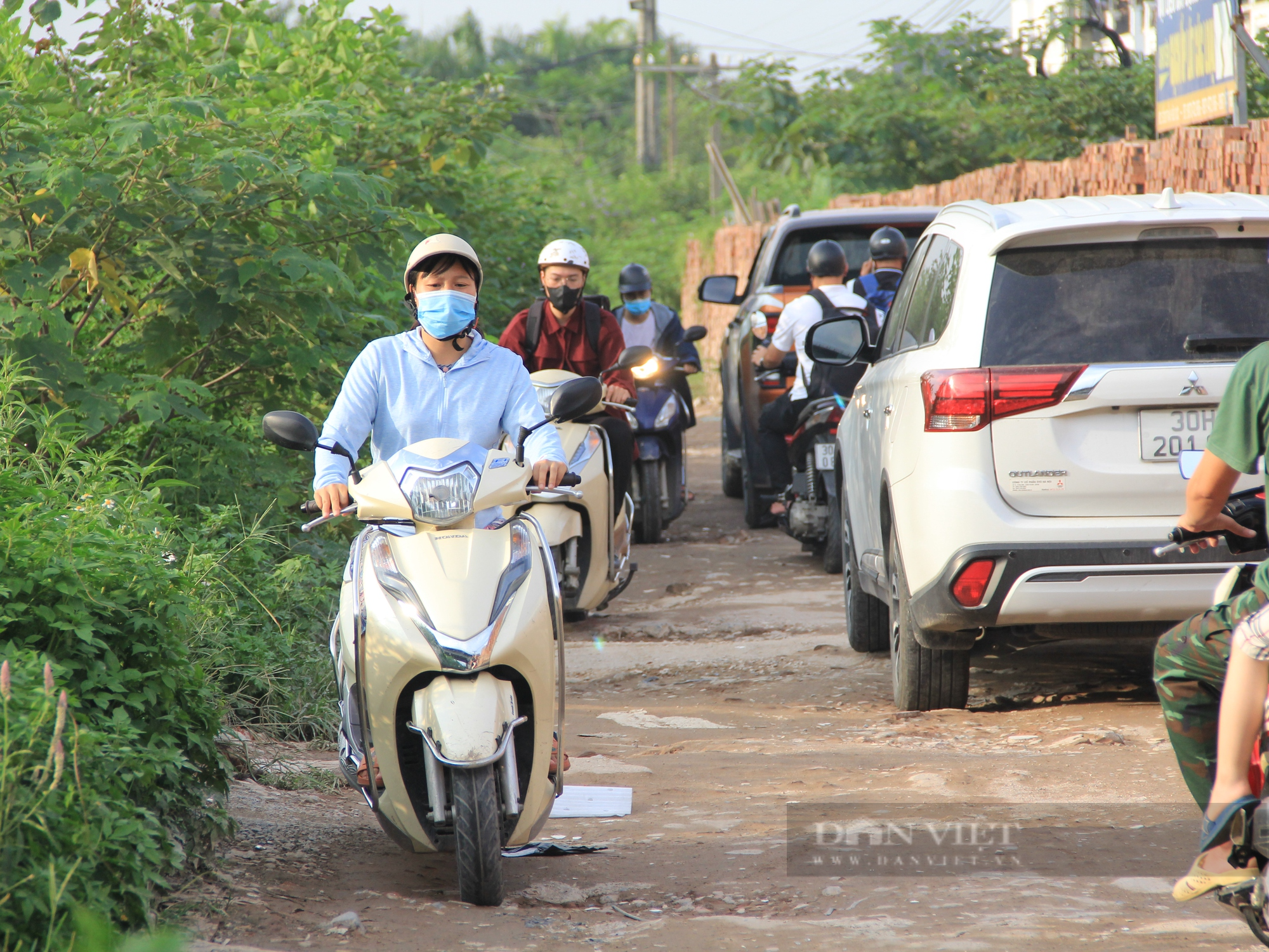 Những &quot;con đường đau khổ&quot; giữa lòng Thủ đô - Ảnh 2.