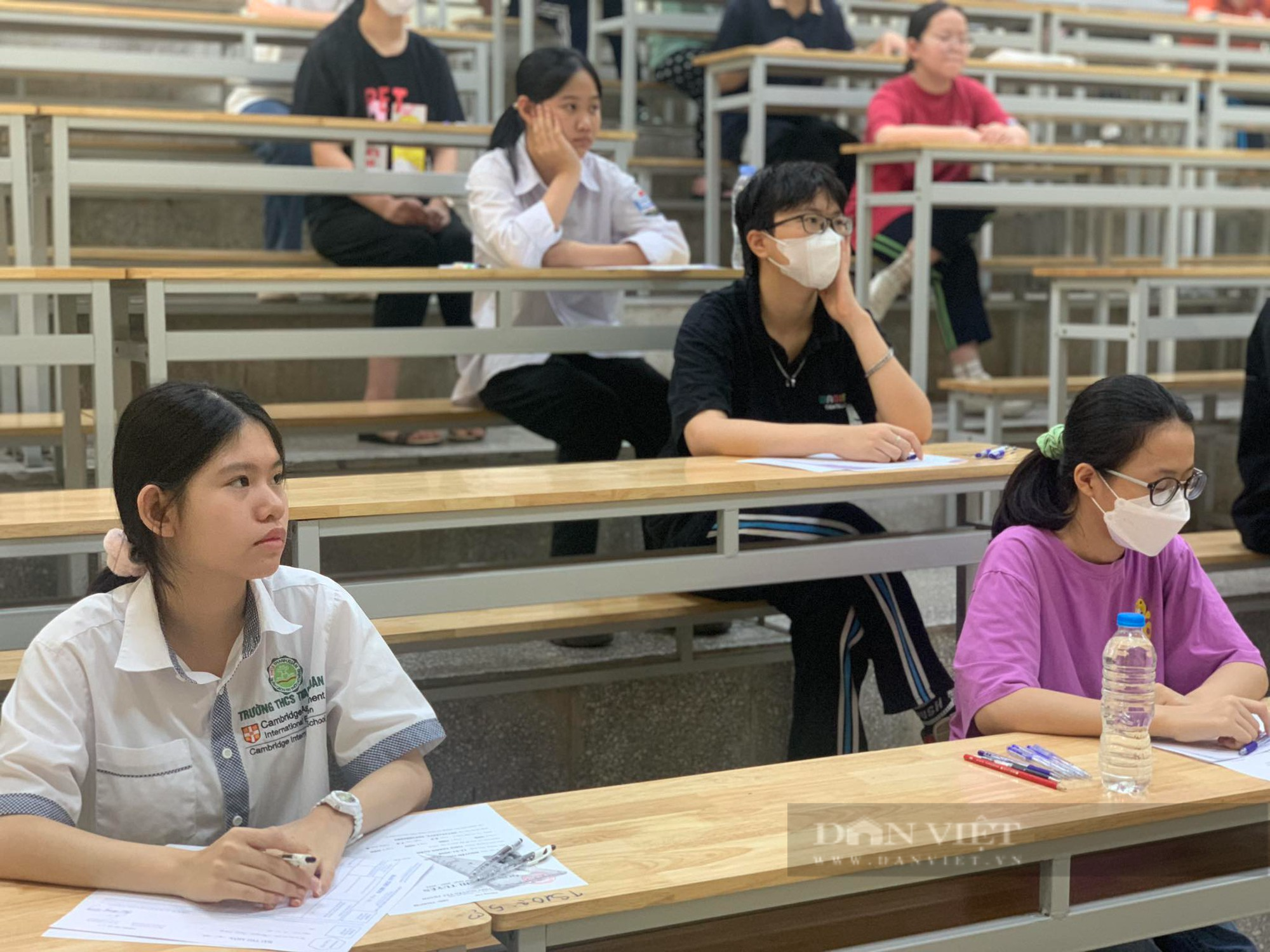 Sau 4 kỳ thi, thí sinh và phụ huynh căng thẳng tiếp tục thi lớp 10 Trường THPT Nguyễn Tất Thành - Ảnh 1.