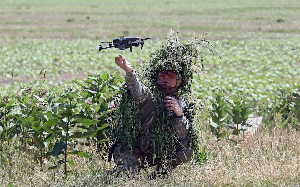 Kịch tính cuộc săn lùng lính Nga trong rừng rậm của bộ binh tinh nhuệ Ukraine - Ảnh 1.