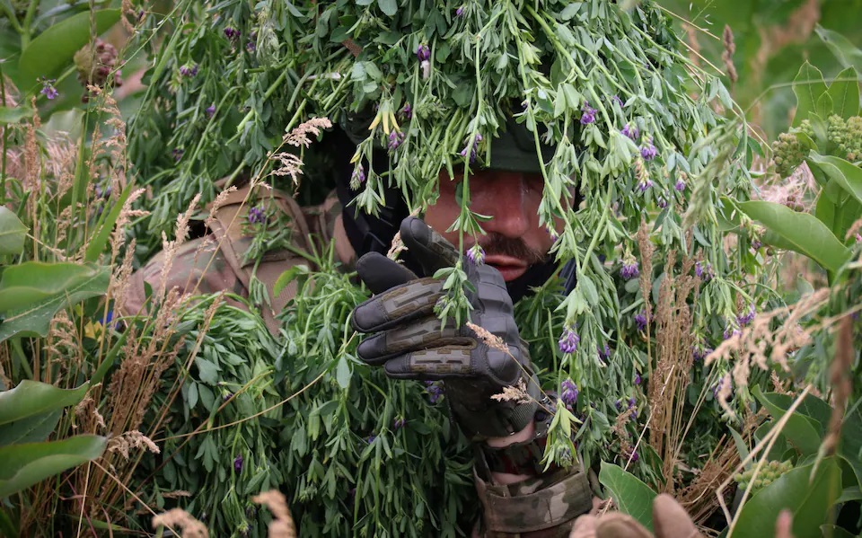 Kịch tính cuộc săn lùng lính Nga trong rừng rậm của bộ binh tinh nhuệ Ukraine - Ảnh 2.