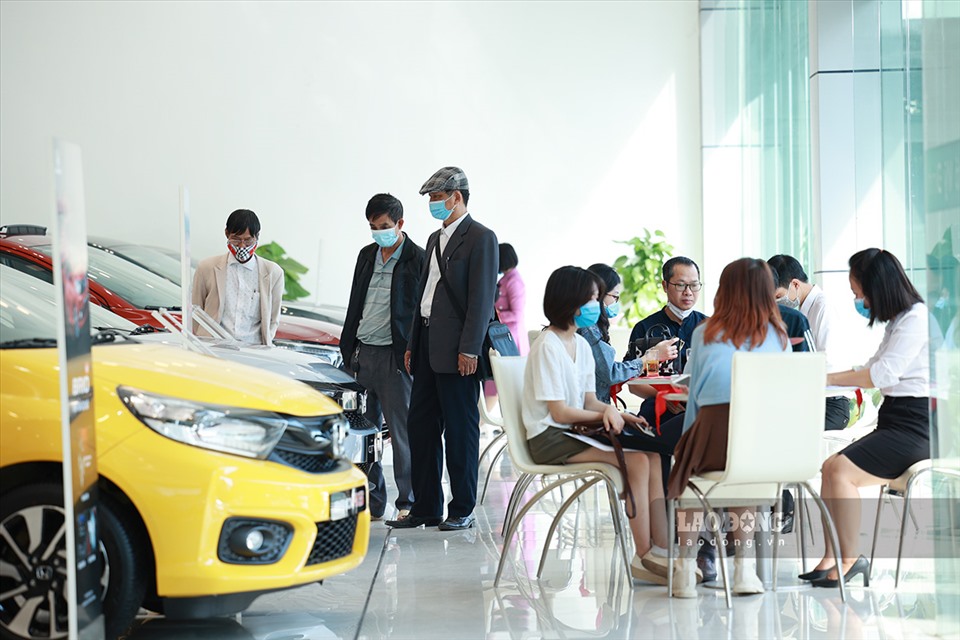 Doanh số bán ôtô sụt mạnh trước thời điểm giảm 50% lệ phí trước bạ - Ảnh 1.