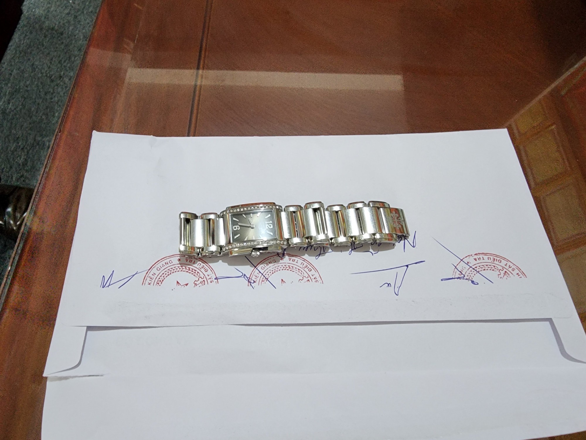 Phú Quốc: Bàn giao chiếc đồng hồ Patek Philippe trị giá 11.124 USD bị rơi tại sân bay cho người mất - Ảnh 2.