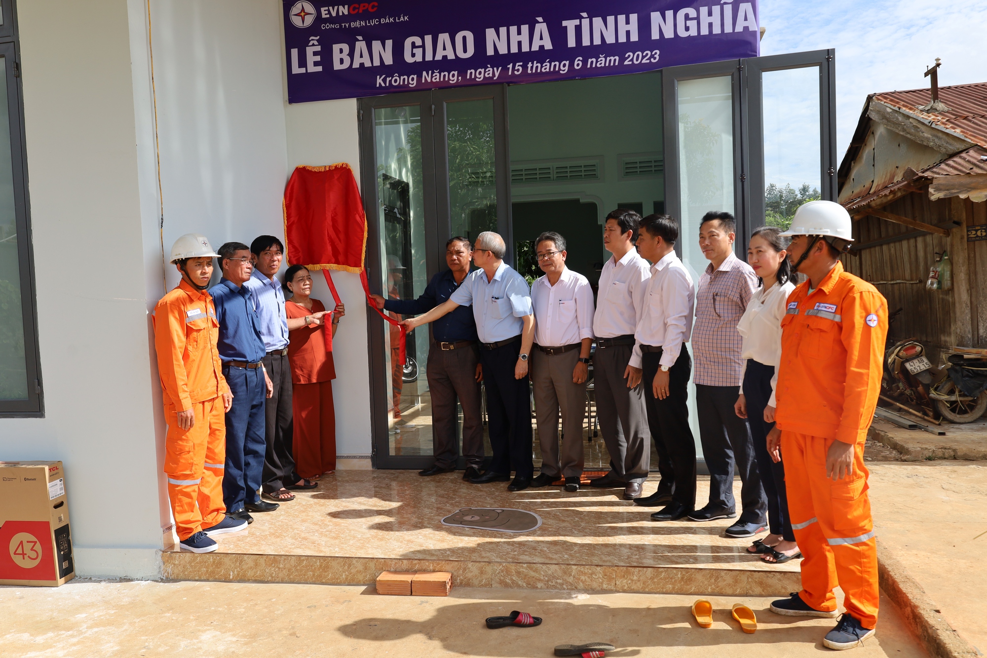 PC Đắk Lắk: Bàn giao hai căn nhà tình nghĩa tại huyện Krông Năng và Krông Pắk - Ảnh 1.