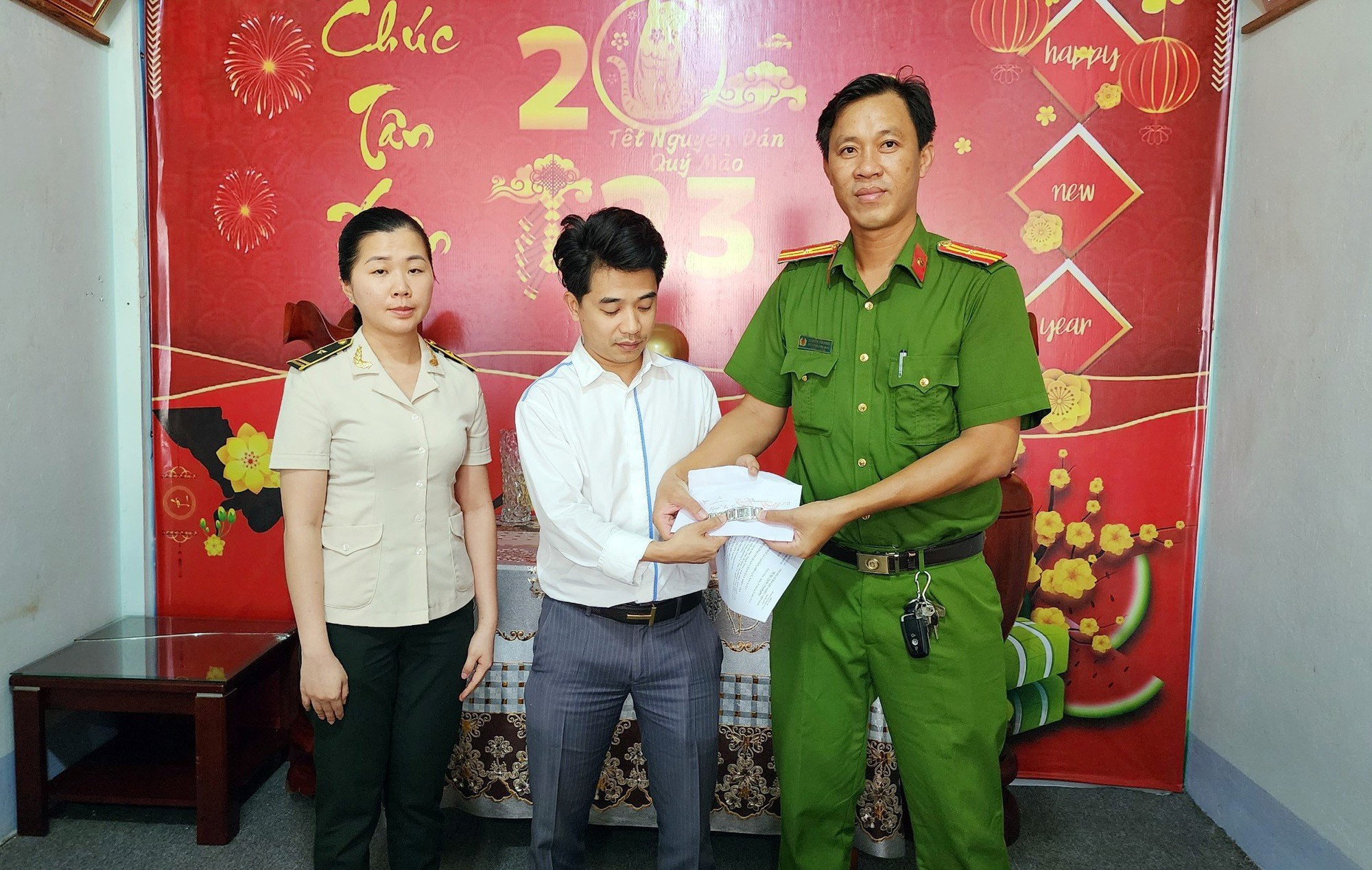Phú Quốc: Bàn giao chiếc đồng hồ Patek Philippe trị giá 11.124 USD bị rơi tại sân bay cho người mất - Ảnh 1.