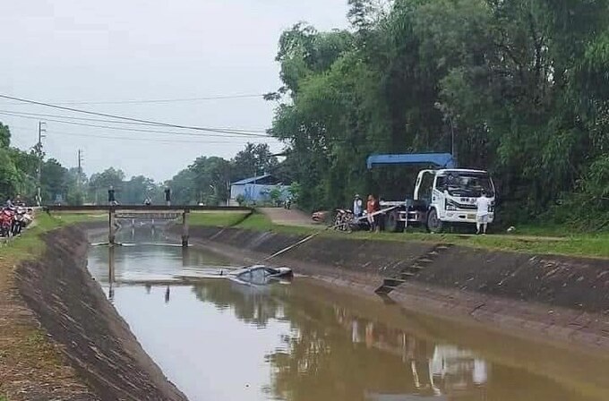 Ô tô chở 4 người lao xuống kênh, tài xế mất tích, 3 người thương vong - Ảnh 2.