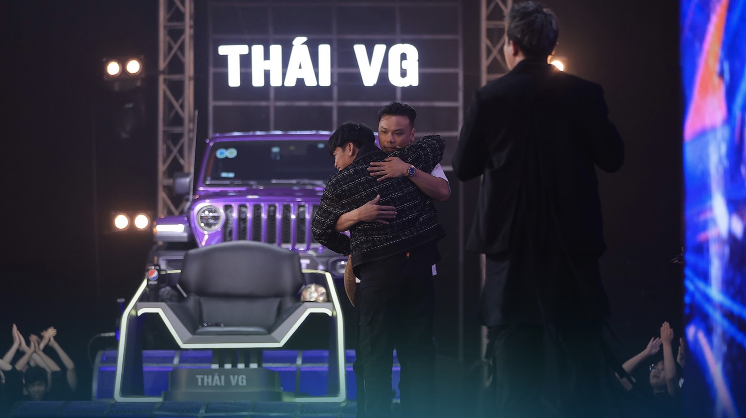 Rap Việt mùa 3 tập 4: HLV Thái VG khiến khán giả &quot;cười ngất&quot; khi nhắn tin riêng cho nữ giám khảo Suboi - Ảnh 4.