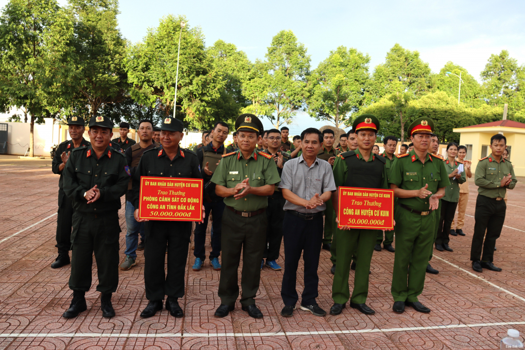 Khen thưởng đột xuất lực lượng công an trong việc truy bắt các đối tượng tấn công trụ sở xã ở Đắk Lắk - Ảnh 1.