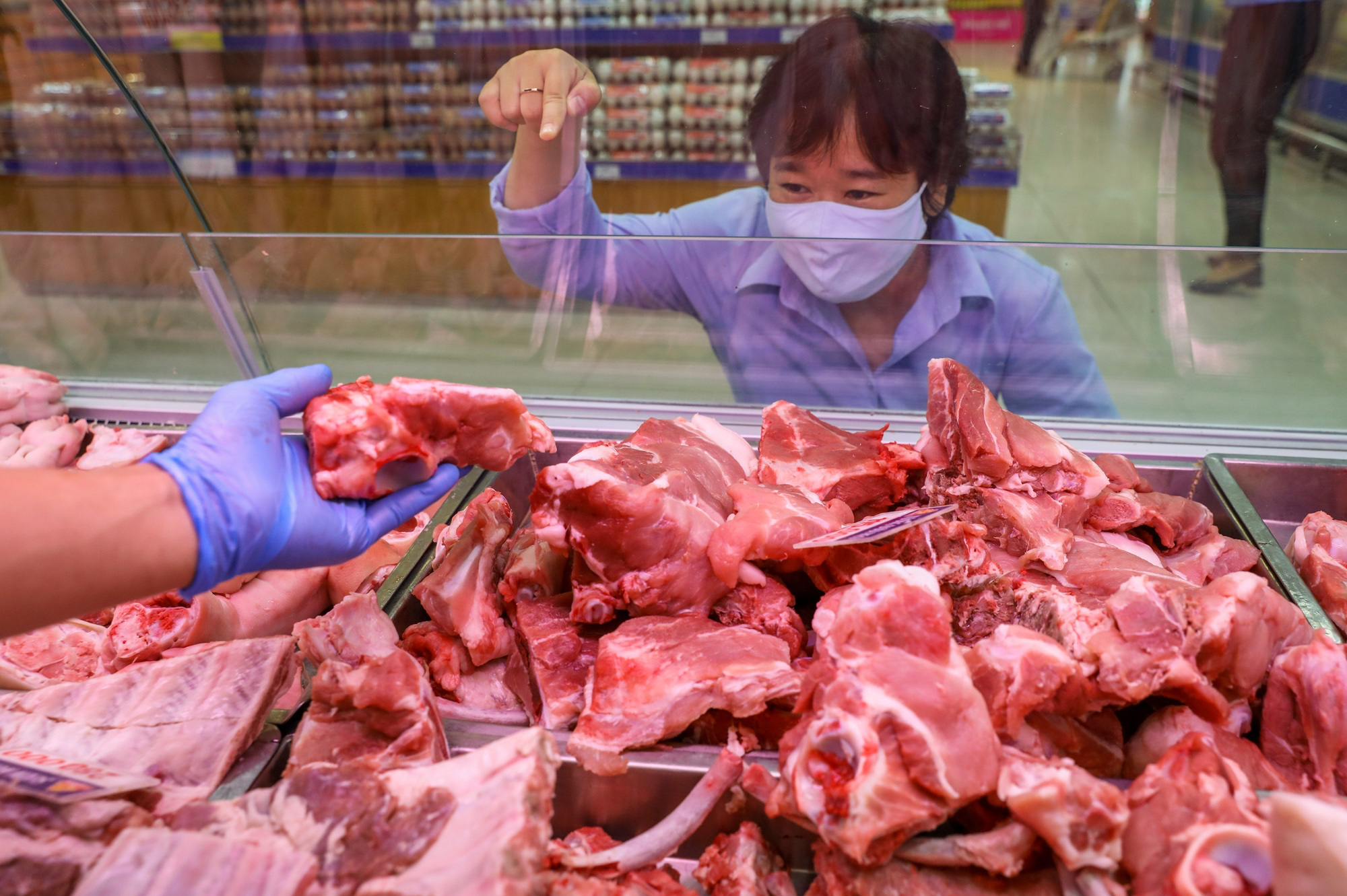Vì sao Chính phủ rút đề xuất đưa thịt lợn vào danh mục hàng bình ổn giá? - Ảnh 1.