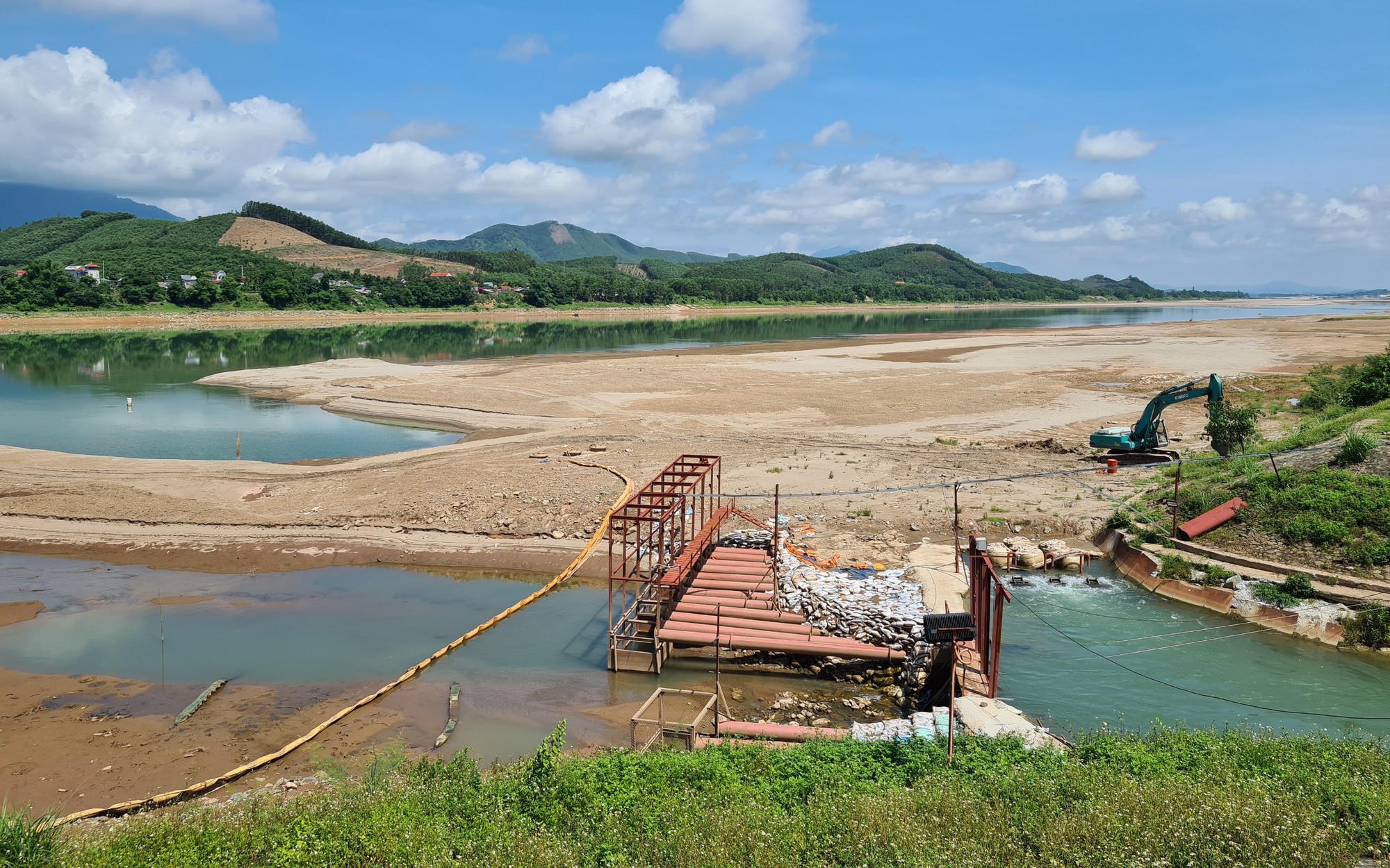 Sông Đà cạn tới mức nào thì nguồn cung nước sạch Thủ đô bị đe dọa? 