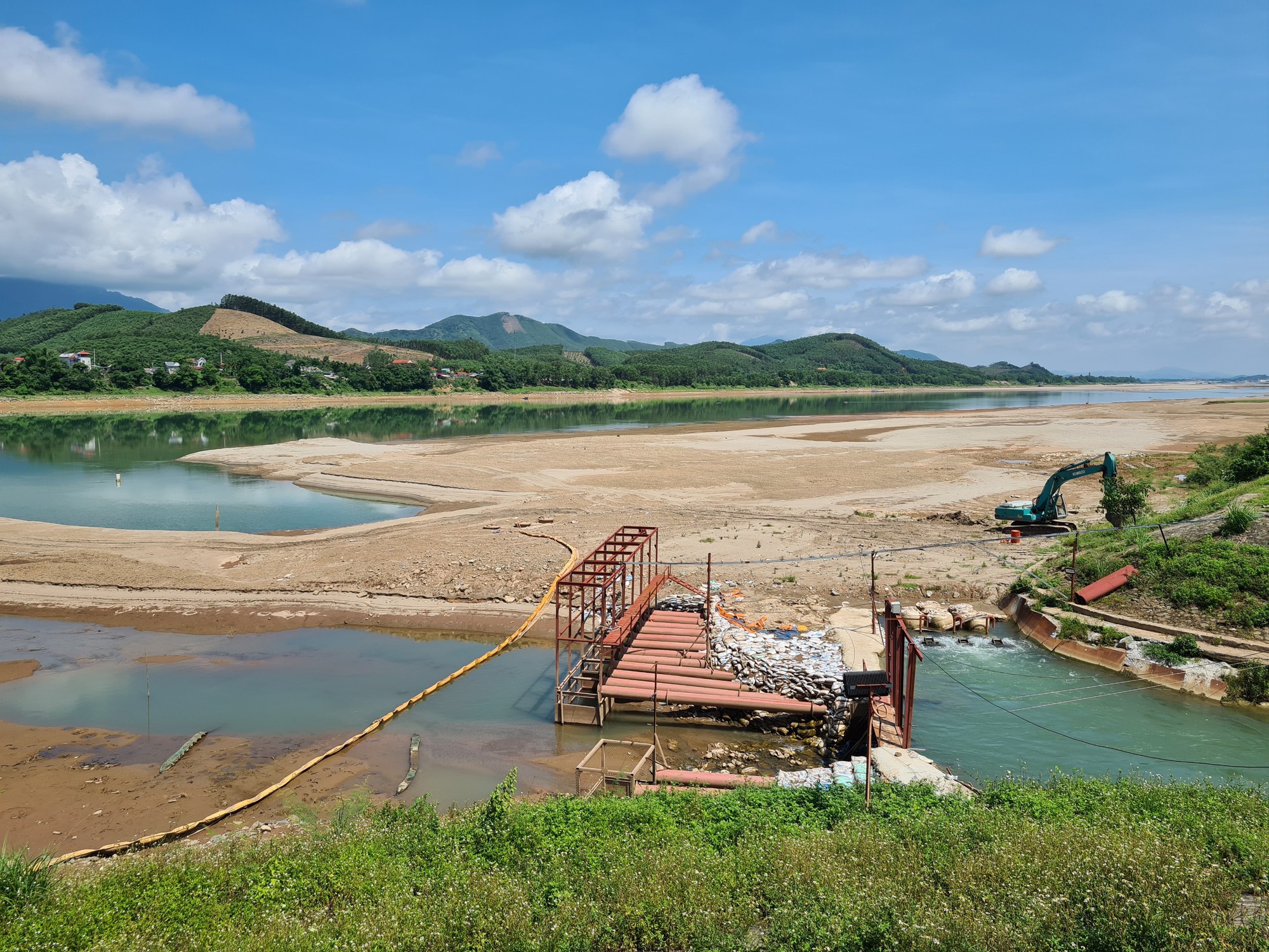 Sông Đà cạn tới mức nào thì nguồn cung nước sạch Thủ đô bị đe dọa?  - Ảnh 1.