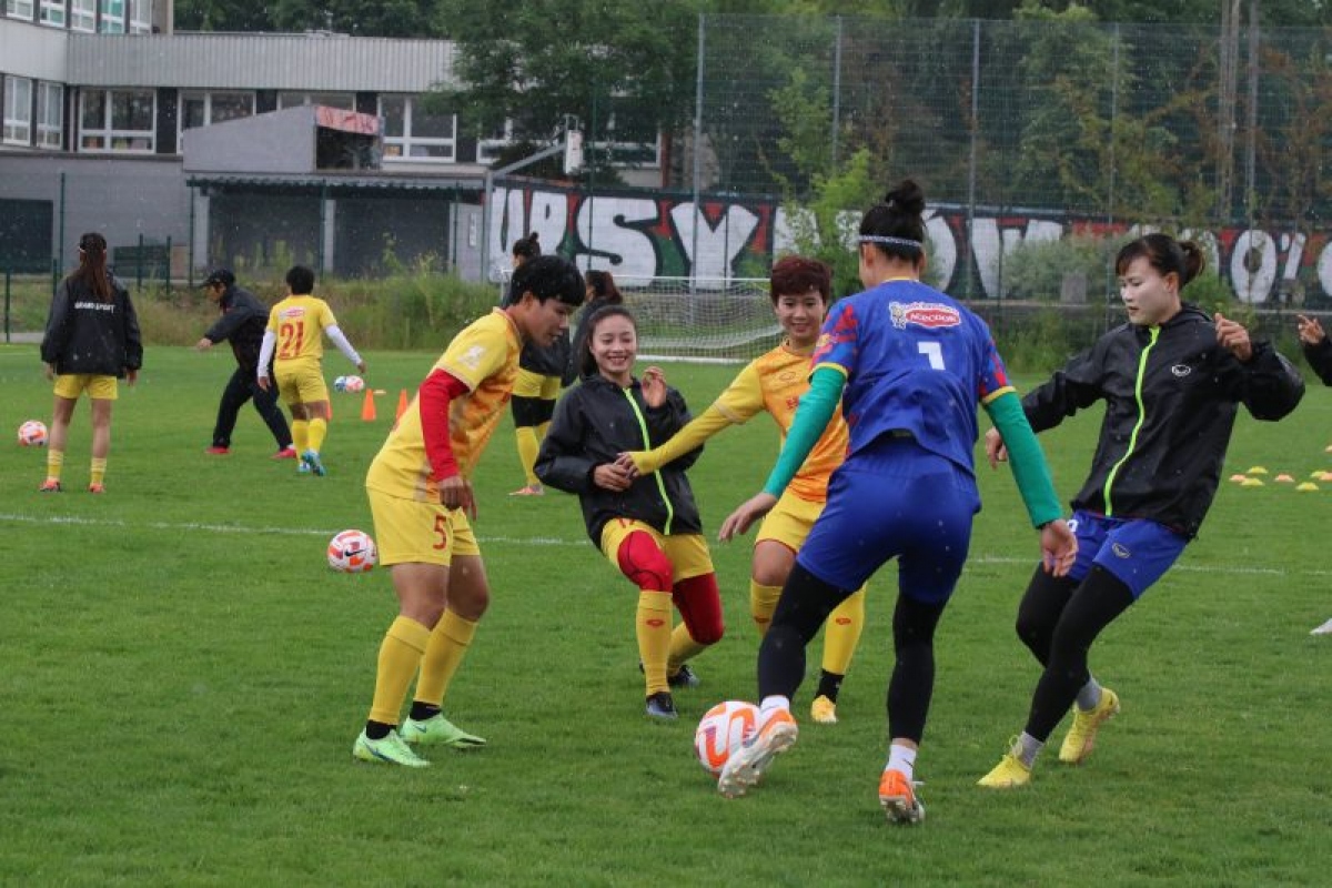 ĐT nữ Việt Nam &quot;đội mưa'' tập luyện, sẵn sàng đấu U23 nữ Ba Lan - Ảnh 1.