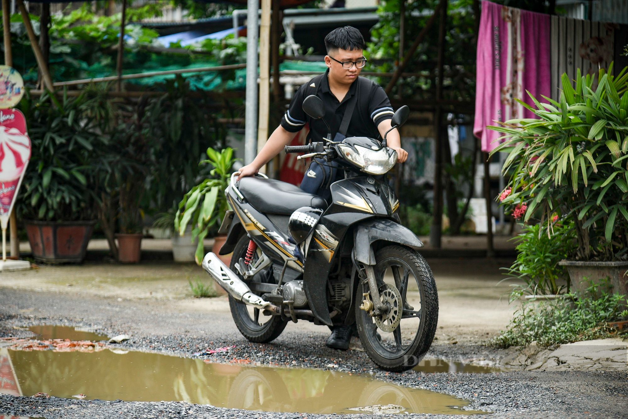 Người dân chật vật di chuyển trên con đường &quot;đau khổ&quot; dài 100 mét tại Hà Nội - Ảnh 10.