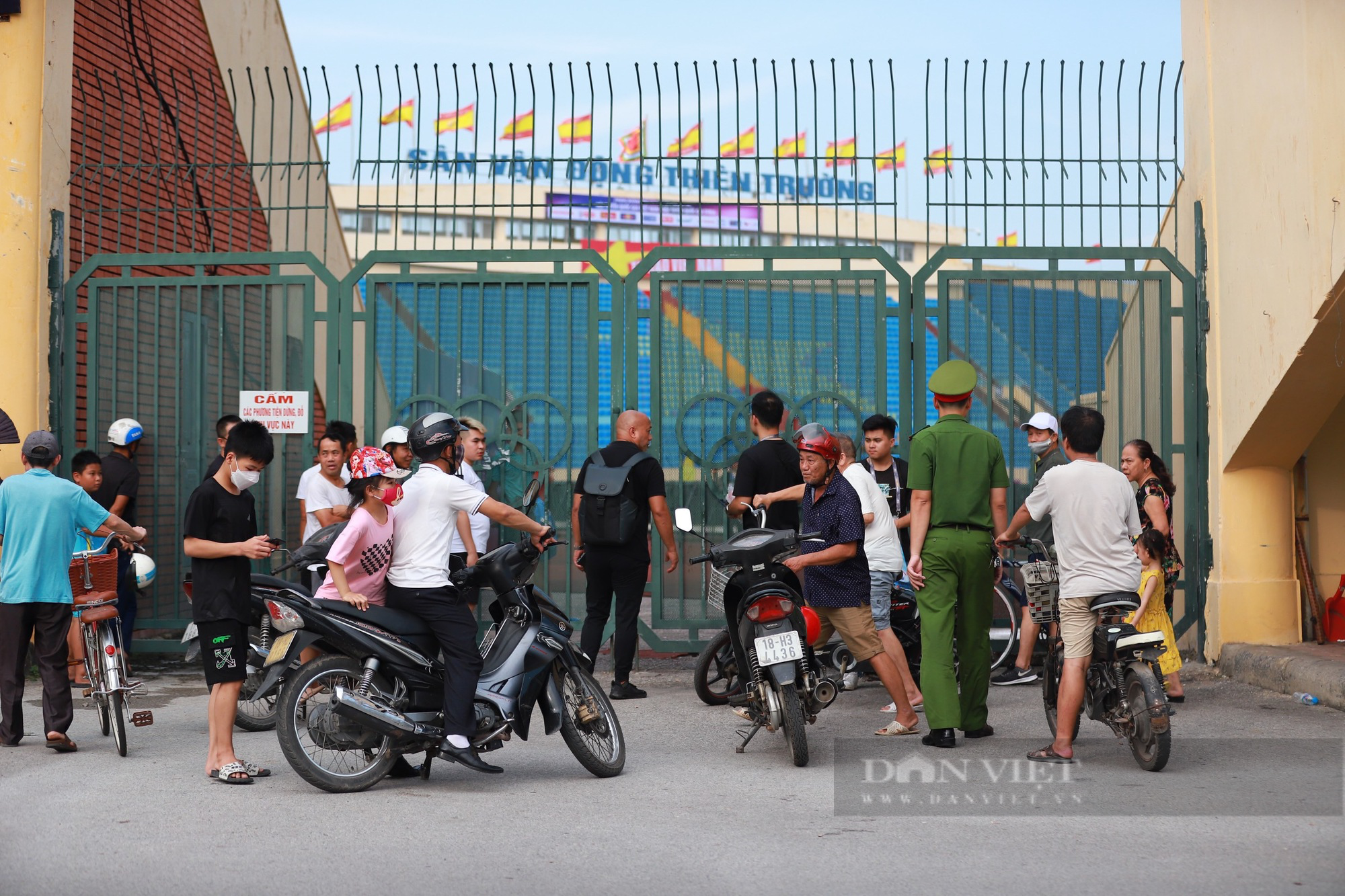 CĐV Nam Định tụ tập trước cổng theo dõi ĐT Việt Nam tập luyện - Ảnh 4.