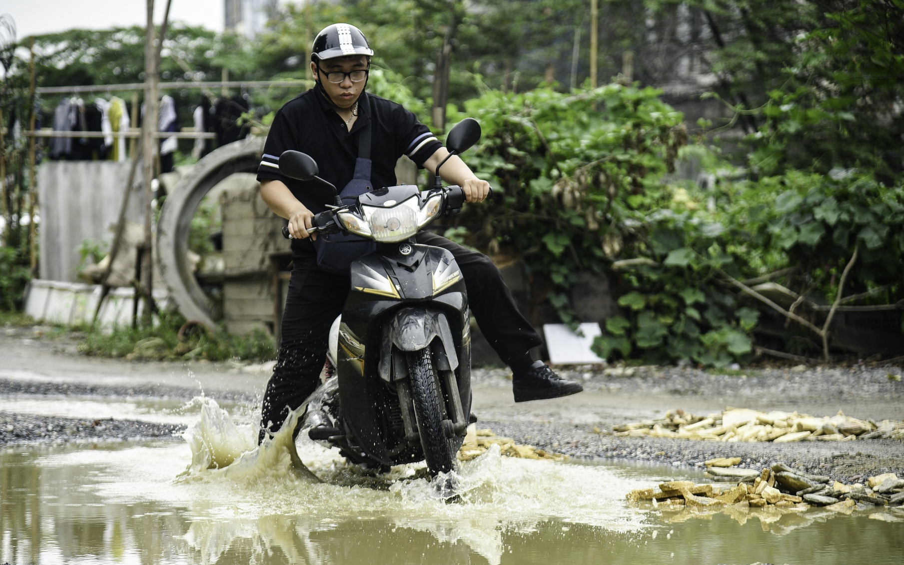 Người dân chật vật di chuyển trên &quot;con đường đau khổ&quot; dài hơn 100 mét ở Hà Nội