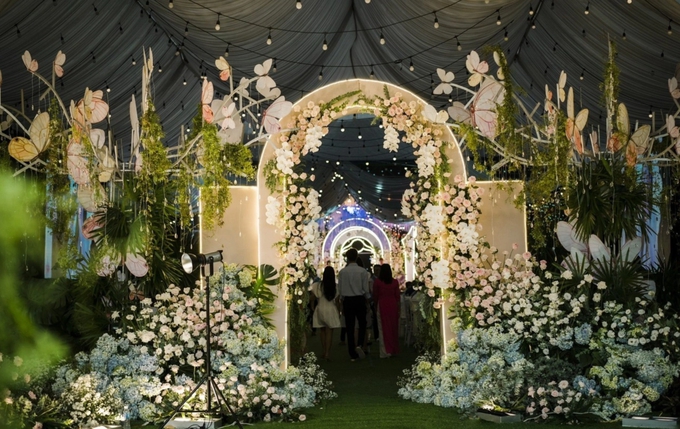 Đám cưới con gái đại gia ở Long An: Trang trí 2 tấn hoa, 200 người phục vụ - Ảnh 5.