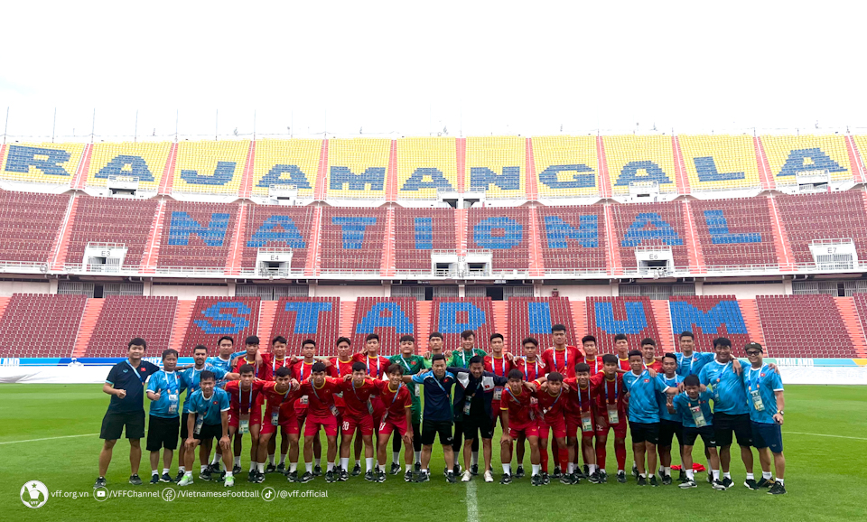 Trung vệ U17 Việt Nam cao 1m91 nổi bật tại sân Rajamangala - Ảnh 1.