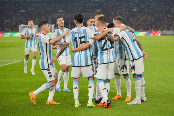 Paredes &quot;nã đại bác&quot;, Argentina đánh bại Indonesia 2-0 - Ảnh 10.