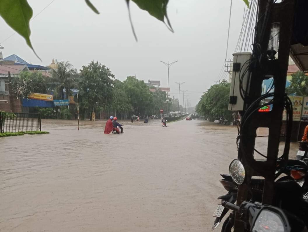 Mưa lớn ở Thái Nguyên, ô tô, xe máy bì bõm trong nước - Ảnh 2.