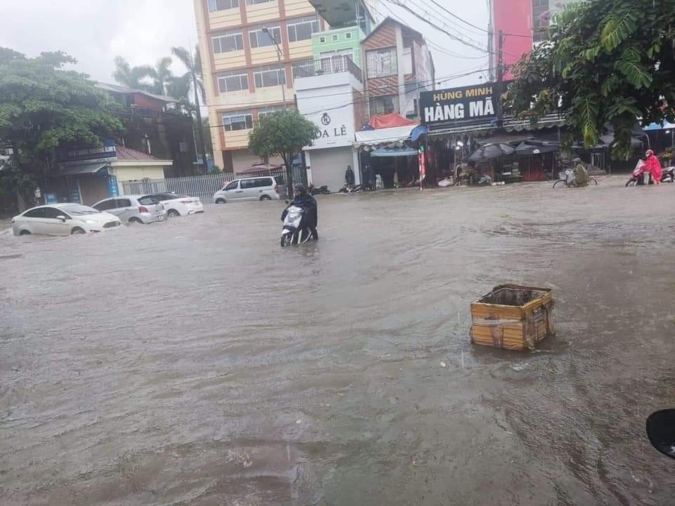 Mưa lớn ở Thái Nguyên, ô tô, xe máy bì bõm trong nước - Ảnh 3.