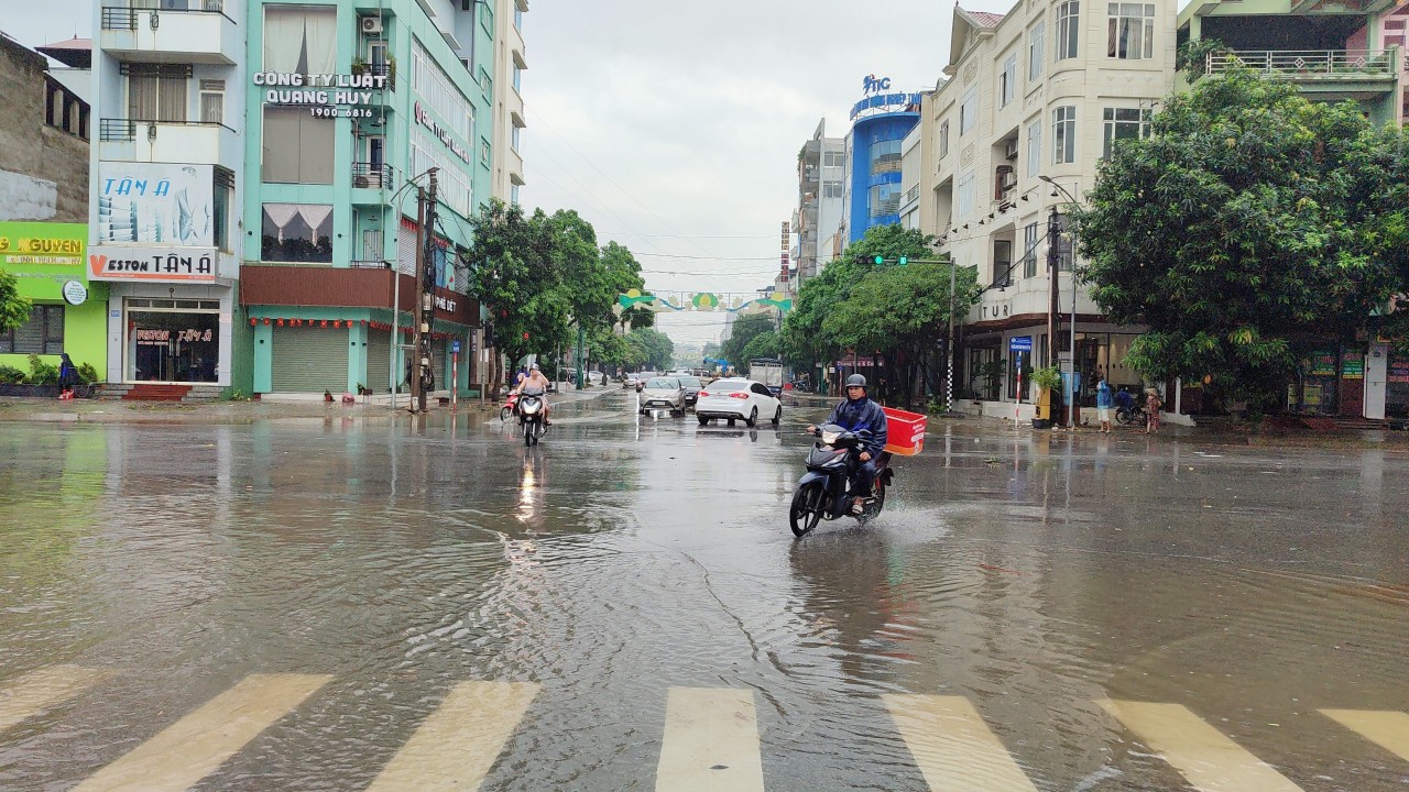 Mưa lớn ở Thái Nguyên, ô tô, xe máy bì bõm trong nước - Ảnh 6.