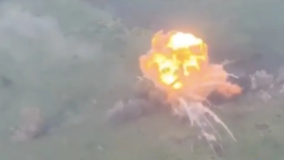 Nga tung video kích nổ 'xe tăng tự sát ' chọc thủng phòng tuyến của Ukraine - Ảnh 1.