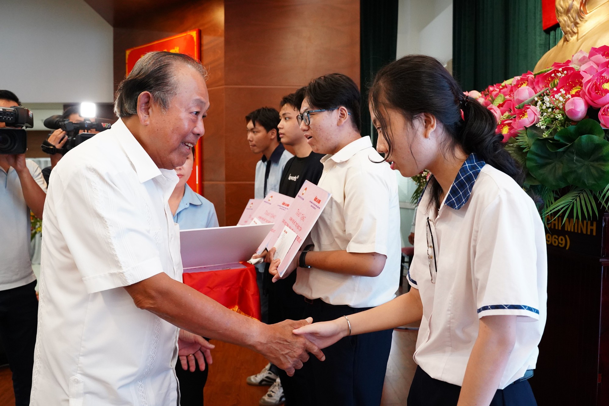Nguyên Phó Thủ tướng Trương Hòa Bình trao học bổng cho học sinh, sinh viên người Hoa tại TP.HCM - Ảnh 1.