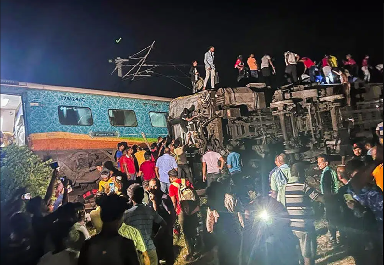 Tàu hỏa đâm nhau kinh hoàng ở Ấn Độ: Hơn 200 người chết, 900 người bị thương - Ảnh 3.