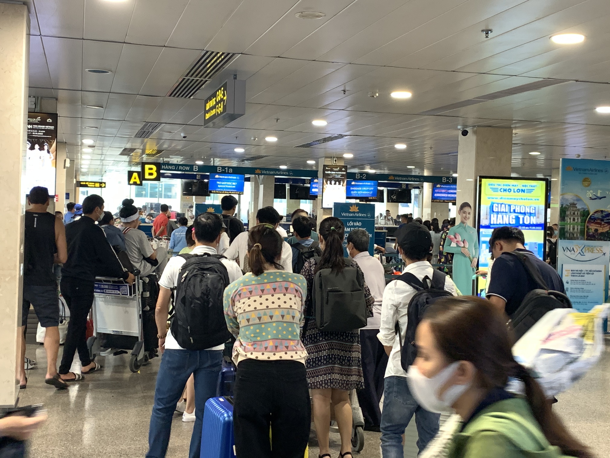 Sân bay Tân Sơn Nhất vẫn chưa thể dùng tài khoản định danh điện tử mức độ 2 làm thủ tục - Ảnh 2.