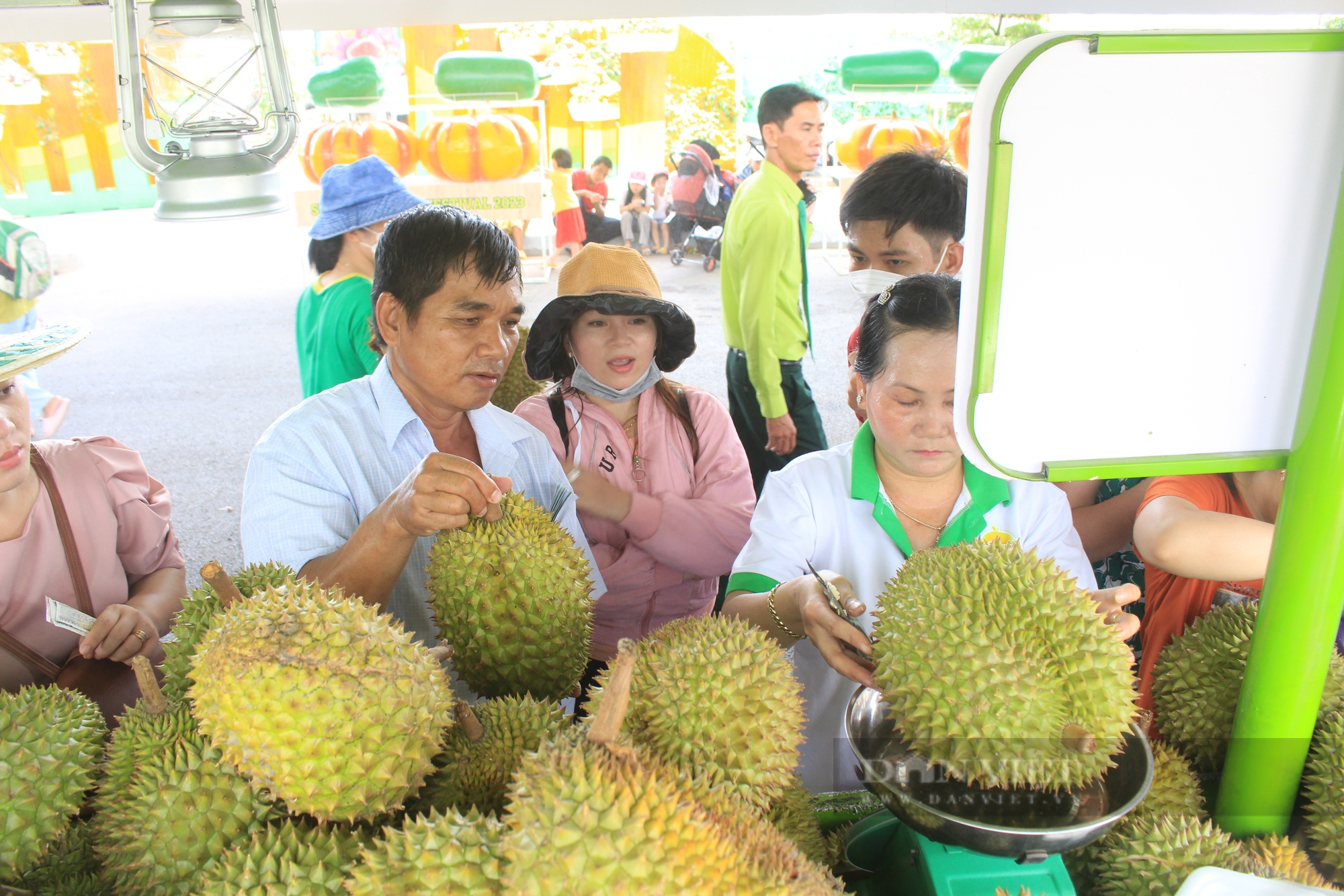 Sầu riêng, măng cụt, vải thiều giá siêu rẻ tại Lễ hội Trái cây Nam Bộ, khách mua cả chục kg ôm không nổi - Ảnh 5.