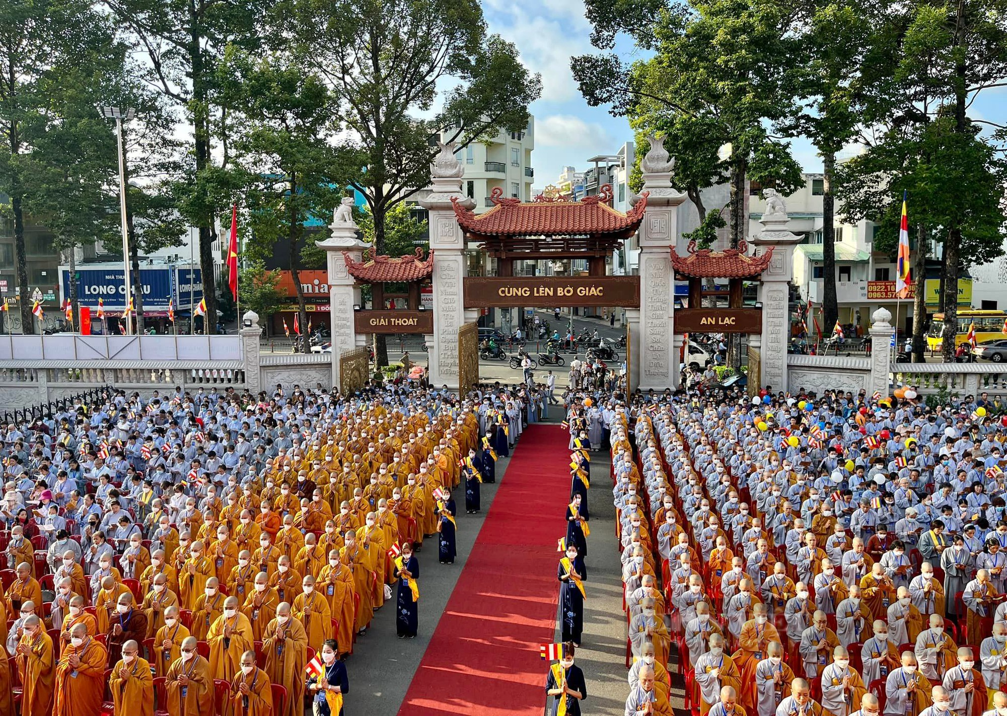 Hàng ngàn tăng ni, phật tử tại TP.HCM tham dự Đại lễ Phật đản - Ảnh 1.