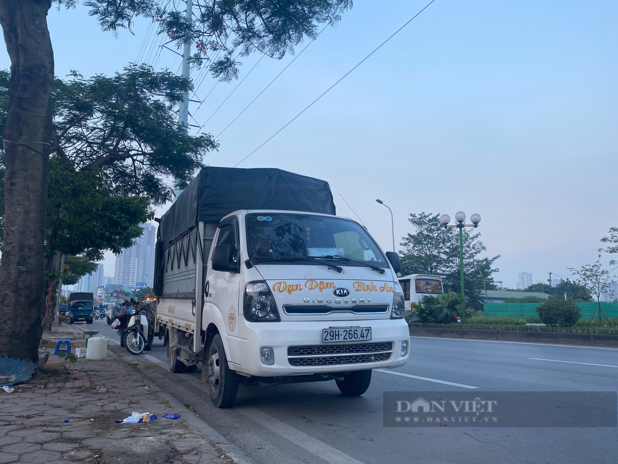 Hàng dài ô tô tải và người dân bất chấp &quot;lệnh cấm&quot; lấn chiếm lòng đường bán hàng - Ảnh 2.