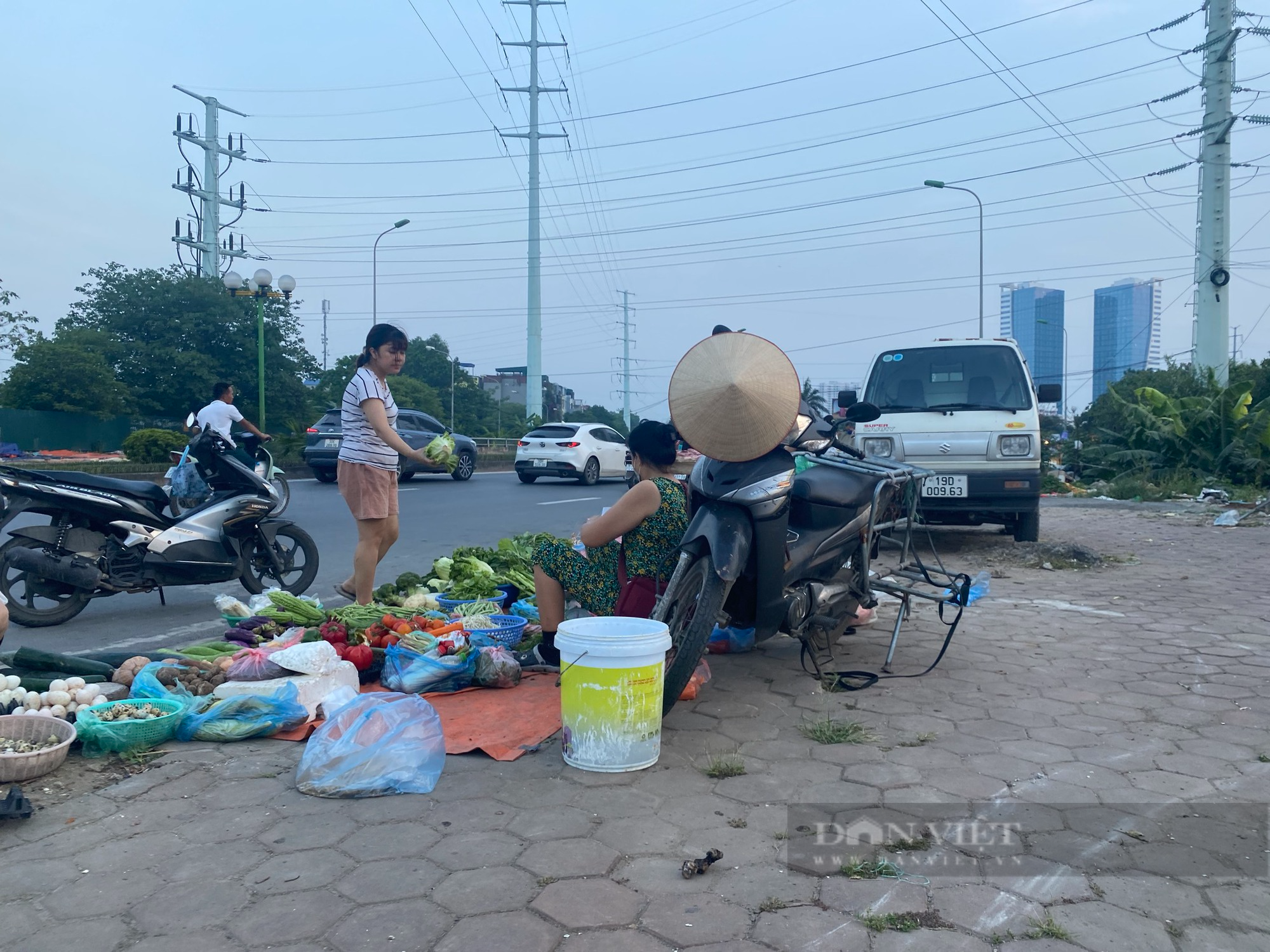 Hàng dài ô tô tải và người dân bất chấp &quot;lệnh cấm&quot; lấn chiếm lòng đường bán hàng - Ảnh 3.