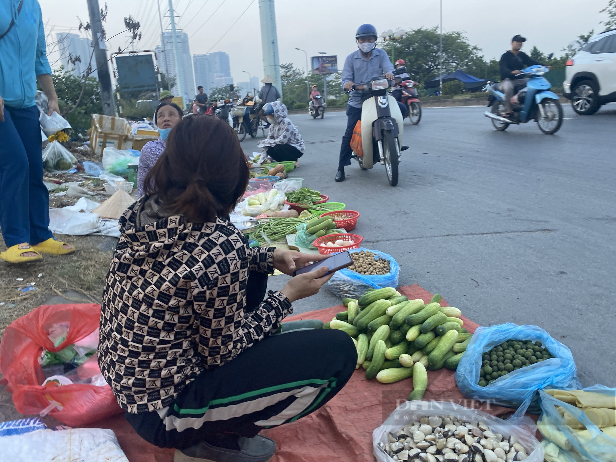 Hàng dài ô tô tải và người dân bất chấp &quot;lệnh cấm&quot; lấn chiếm lòng đường bán hàng - Ảnh 4.