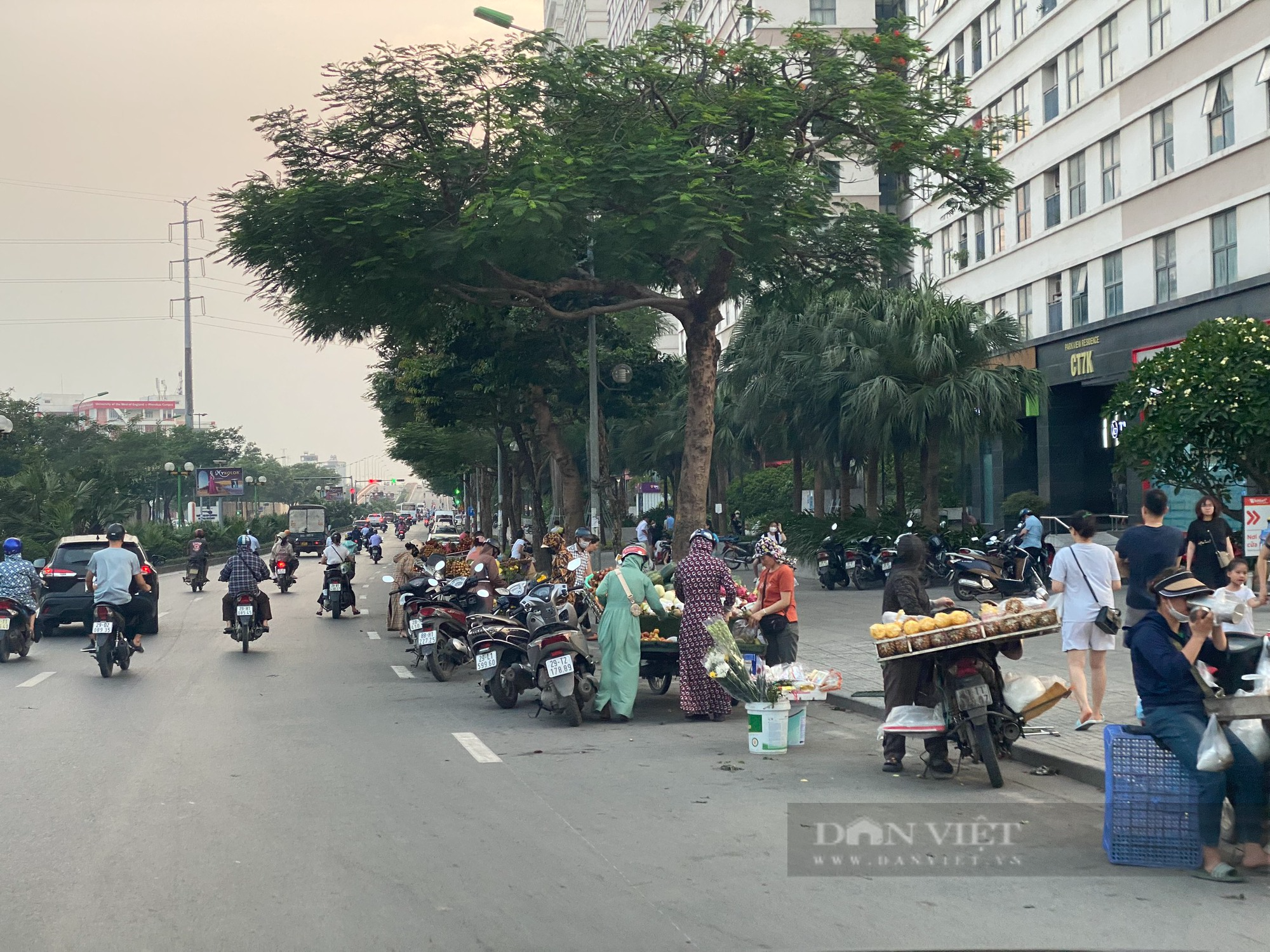 Hàng dài ô tô tải và người dân bất chấp &quot;lệnh cấm&quot; lấn chiếm lòng đường bán hàng - Ảnh 5.