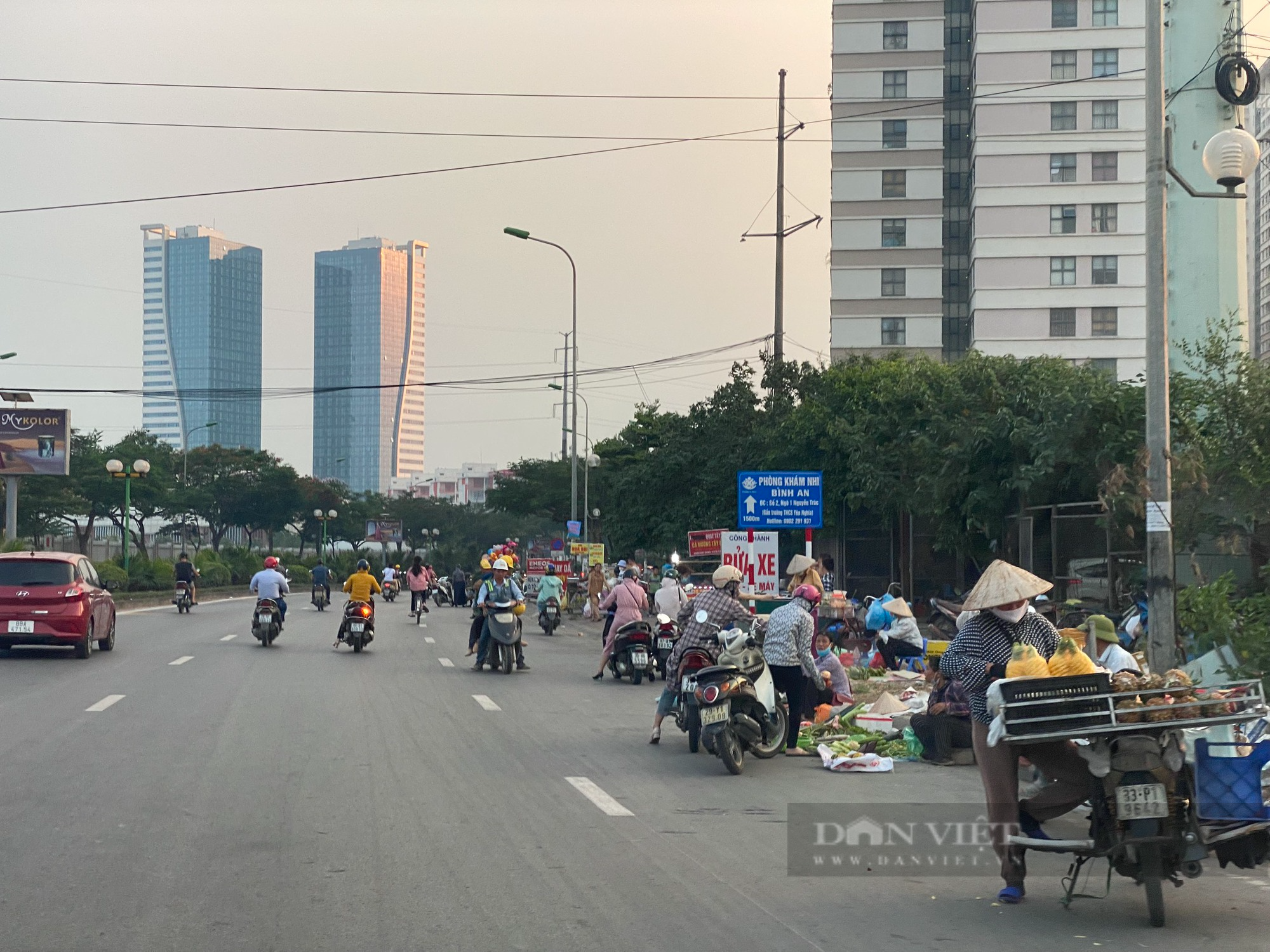 Hàng dài ô tô tải và người dân bất chấp &quot;lệnh cấm&quot; lấn chiếm lòng đường bán hàng - Ảnh 8.