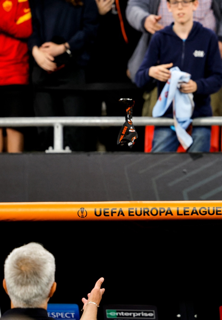 SỐC: HLV Mourinho ném huy chương, lăng mạ trọng tài - Ảnh 2.